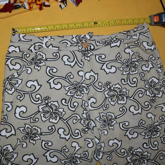 Nine Deep HAWAIIAN Jean Shorts - Waist 40x9.5 Inseam - Length 23.5 - Rise 15 - Picture 2 of 7